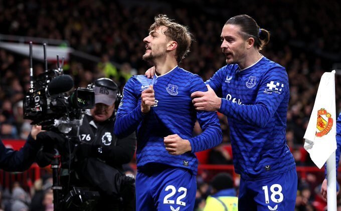 إيفرتون يهزم مانشستر يونايتد ويزيد الضغط عليهم في الدوري الإنجليزي