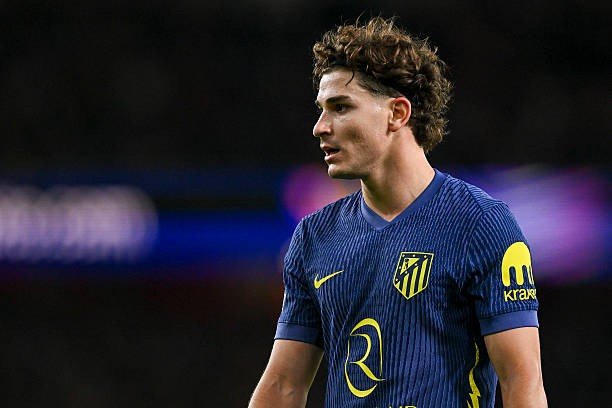 رئيس أتلتيكو مدريد يوجه رسالة شديدة اللهجة لبرشلونة بشأن “العنكبوت” ألفاريز