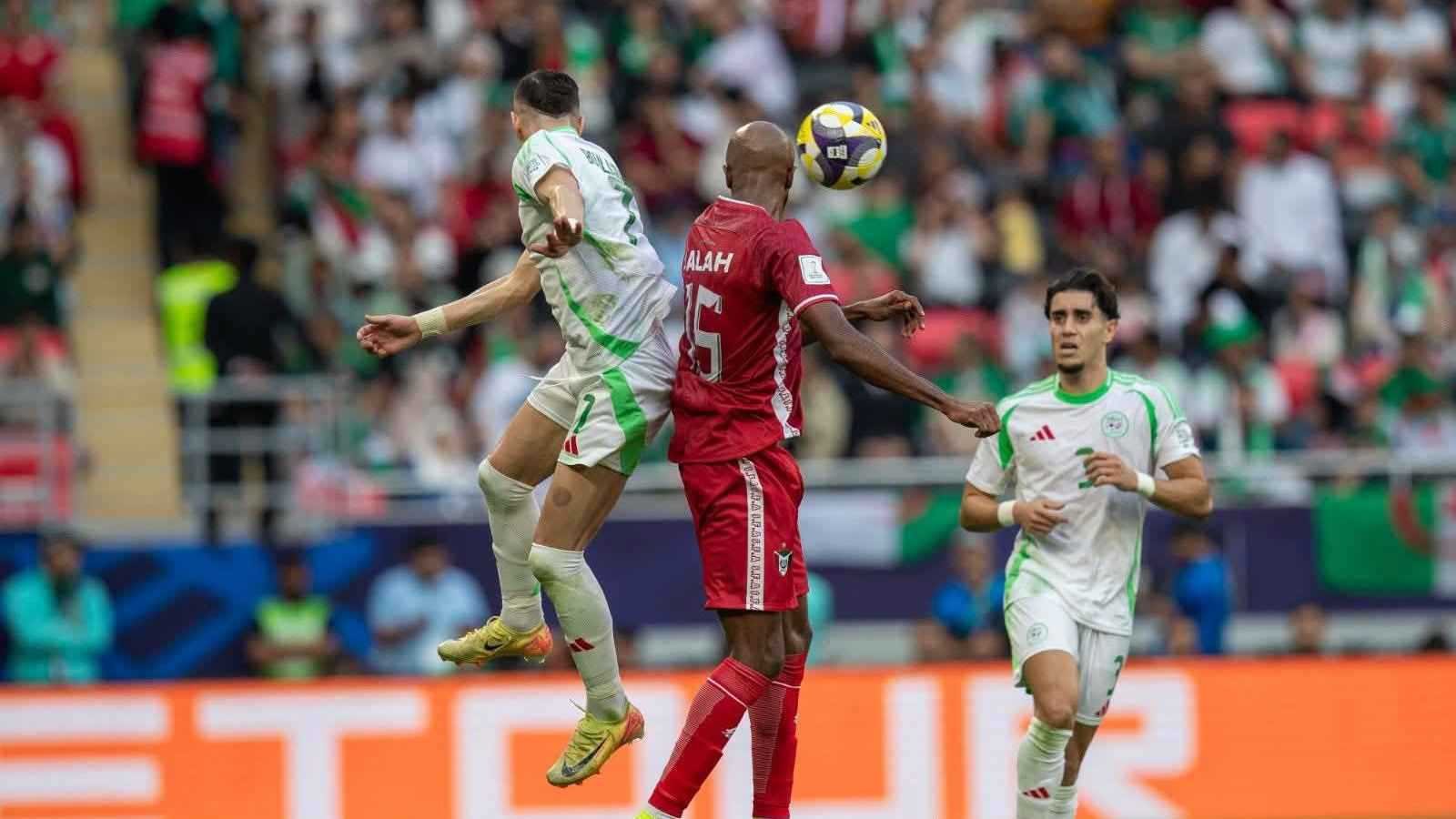 الجزائر تخطف نقطة ثمينة أمام السودان رغم الطرد المبكر في كأس العرب