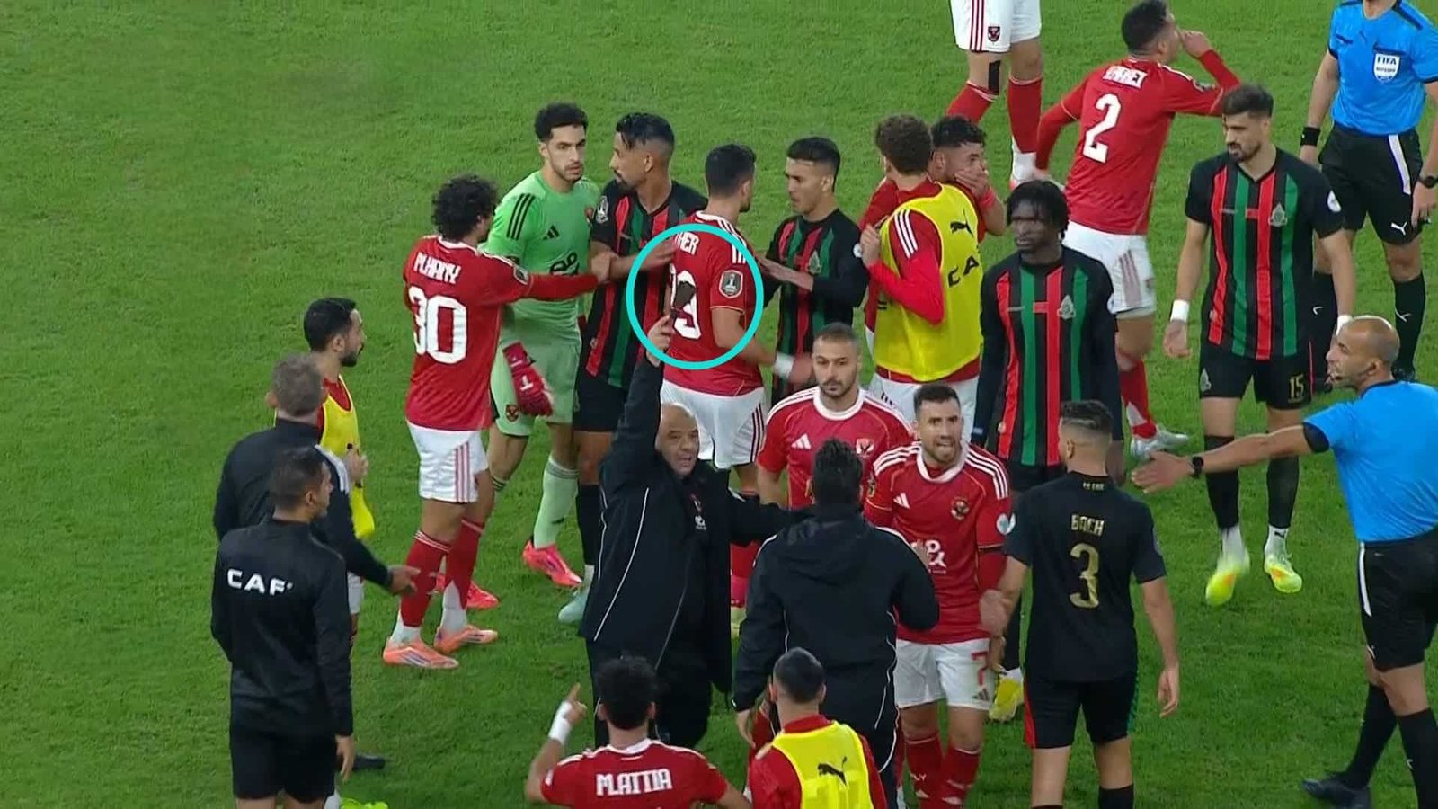 الكاف يضرب بيد من حديد ويُعاقب الجيش الملكي بسبب أحداث قمة الأهلي