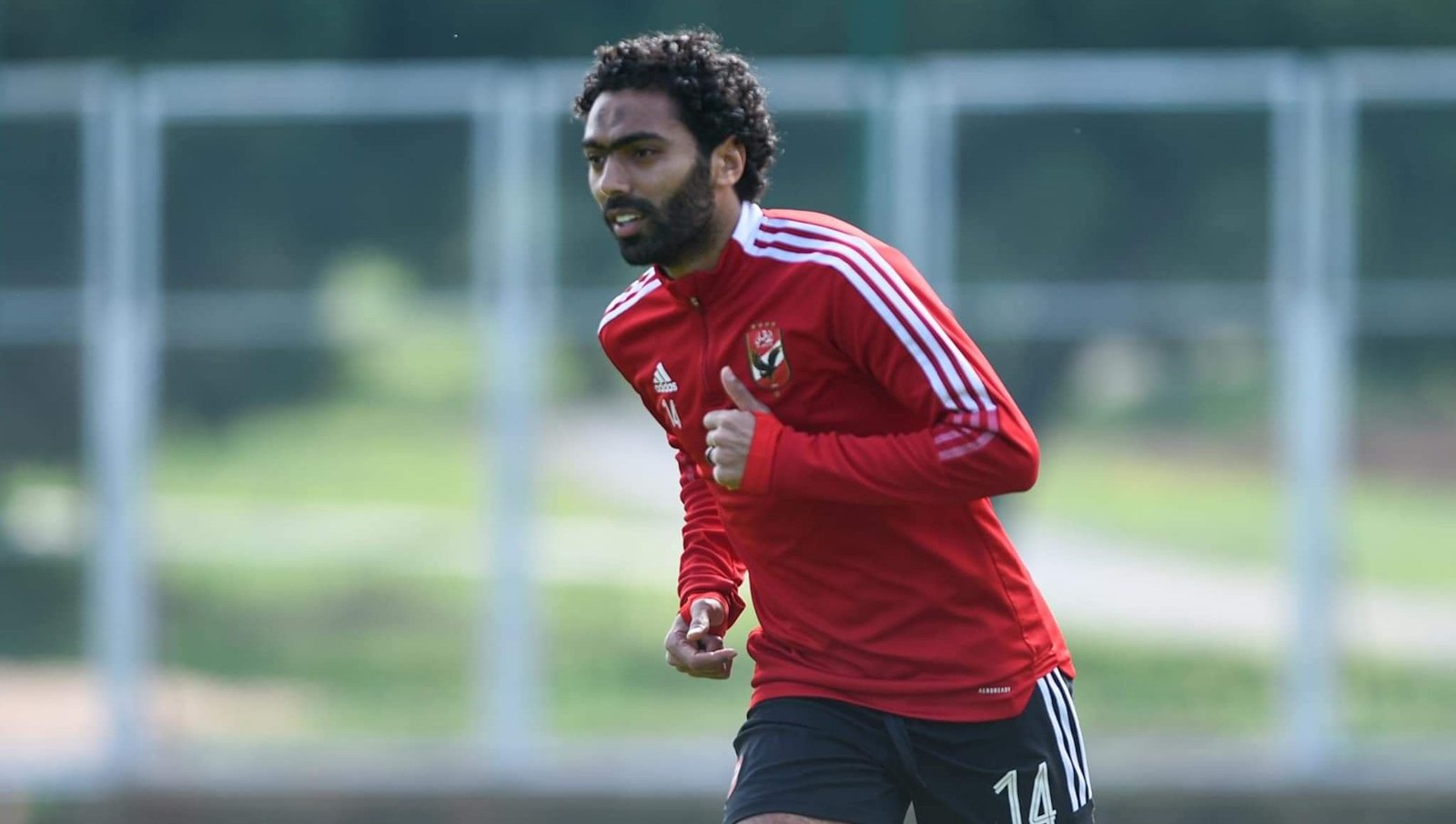 المطالب المالية وبند المشاركة يشعلان أزمة تجديد عقد حسين الشحات مع الأهلي