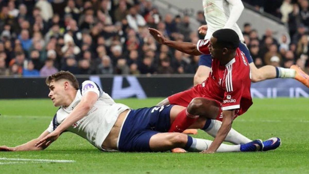 ليفربول يضرب بقوة ويسقط توتنهام بثنائية في الدوري الإنجليزي