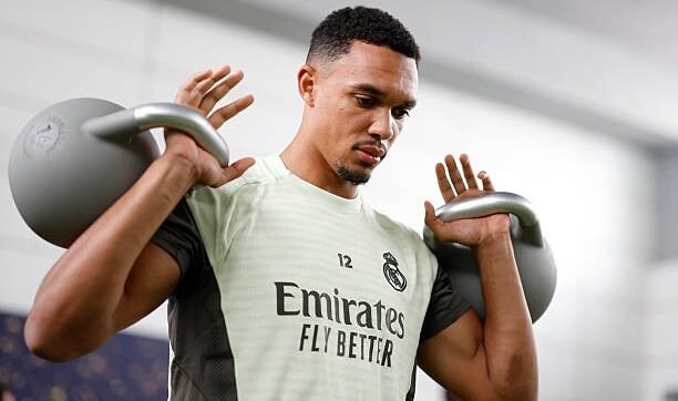 أربيلوا يبلغ ألكسندر أرنولد بنهاية رحلته السريعة مع ريال مدريد الصيف المقبل