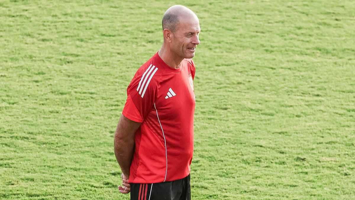 الدنماركي “ياس توروب” يطيح بـ 9 لاعبين من الأهلي ويحدد طلباته الشتوية