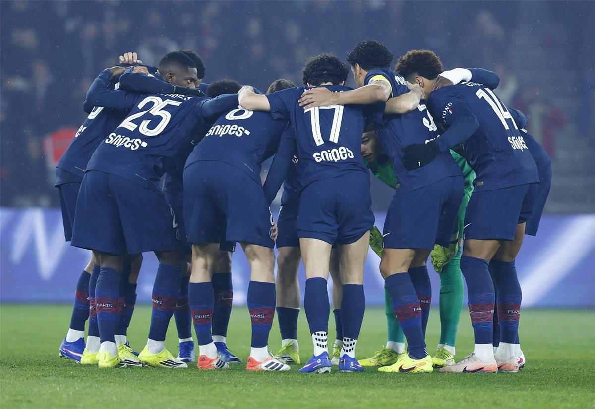 ديمبيلي يقود باريس سان جيرمان لاكتساح ليل وخطف صدارة الدوري الفرنسي