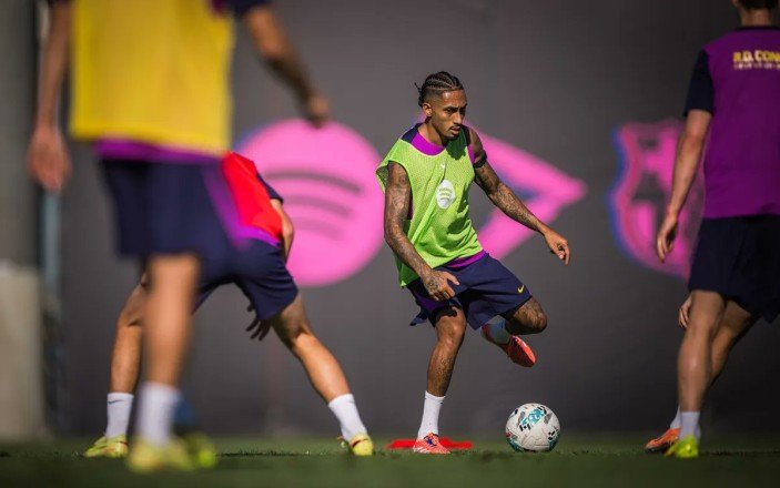 فليك يثير القلق بشأن جاهزية رافينيا أمام ريال سوسيداد