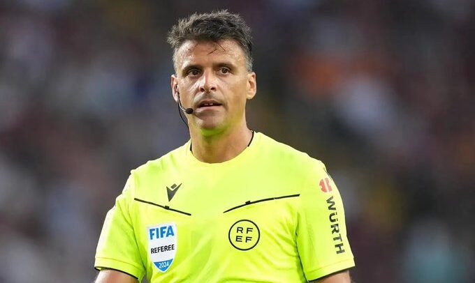 لجنة الحكام تعاقب حكم إسباني شهير بعد ليلة الأخطاء الكارثية أمام برشلونة