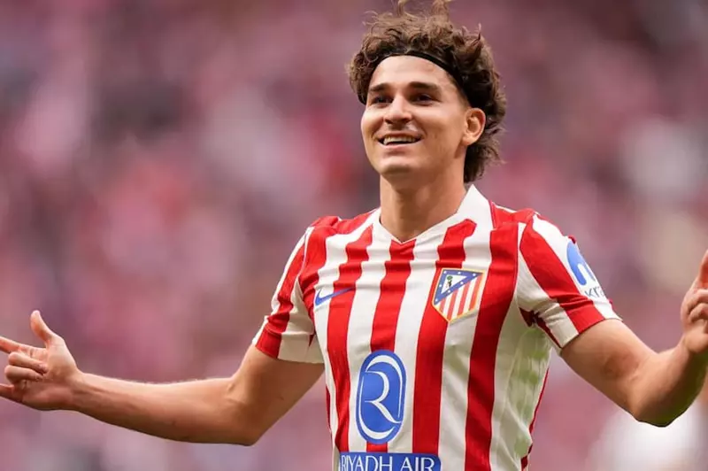 صراع الكبار يشعل الميركاتو: أرسنال يتحدى برشلونة وباريس من أجل ألفاريز