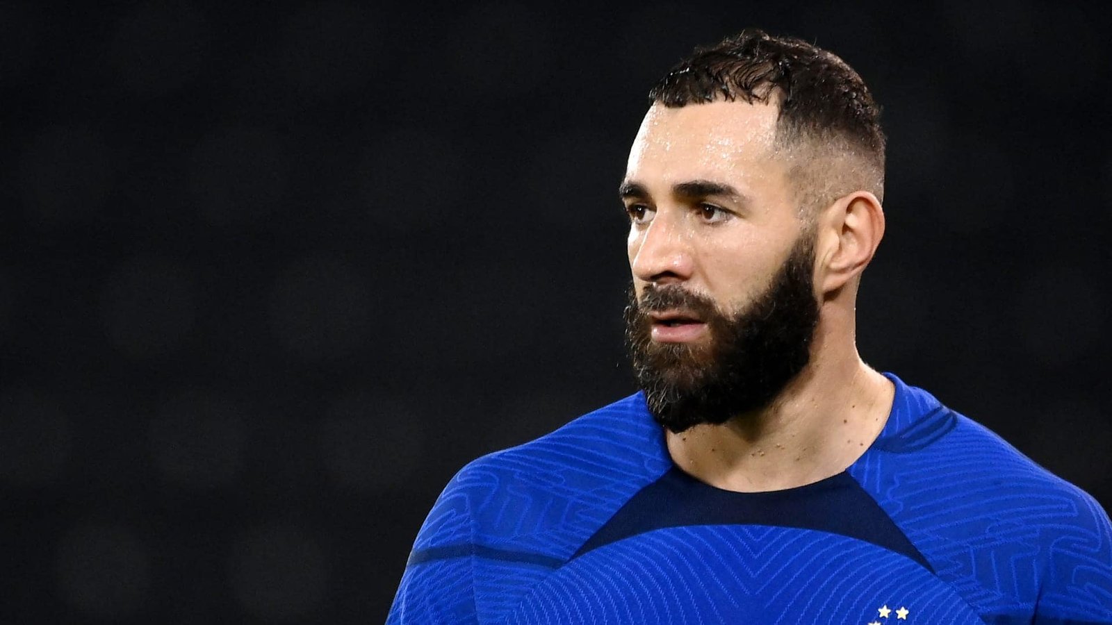 كريم بنزيما يفتح الباب أمام “الديوك”: هل يعود لتمثيل فرنسا