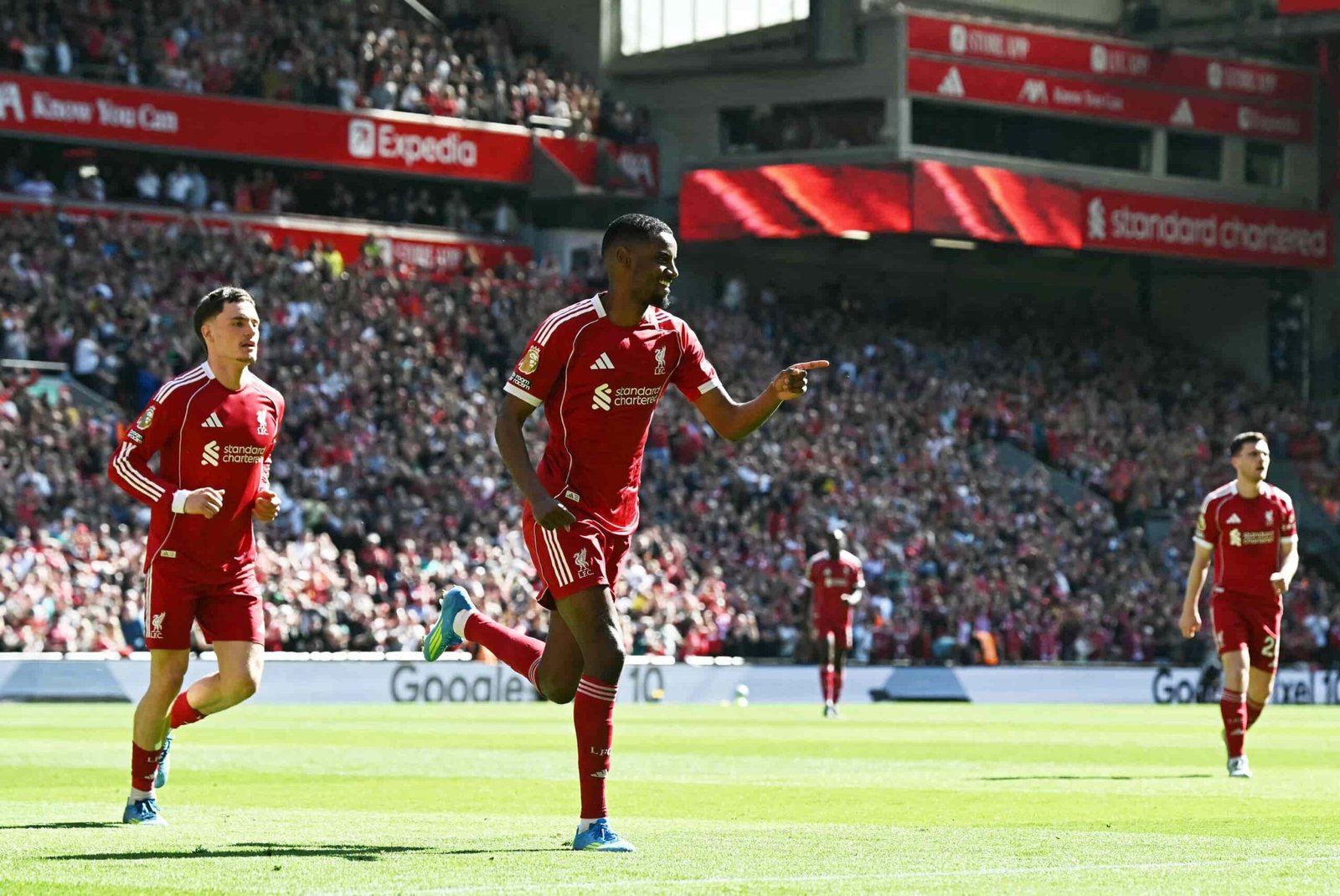 ليفربول يقتحم المربع الذهبي بثلاثية في شباك كريستال بالاس