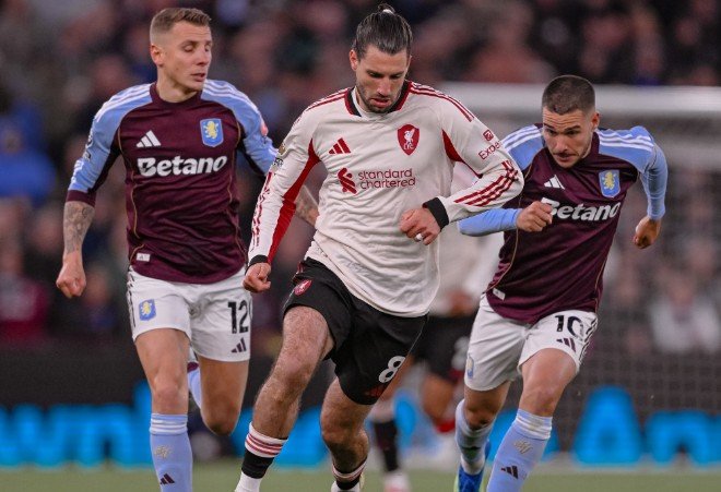 أستون فيلا يفوز علي ليفربول برباعية ويطير رسمياً إلى دوري أبطال أوروبا