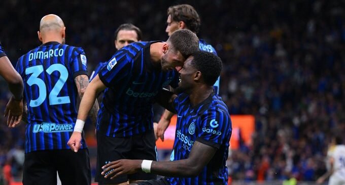 إنتر ميلان يتوج بطلًا للدوري الإيطالي ويحسم اللقب الـ21 بثنائية أمام بارما