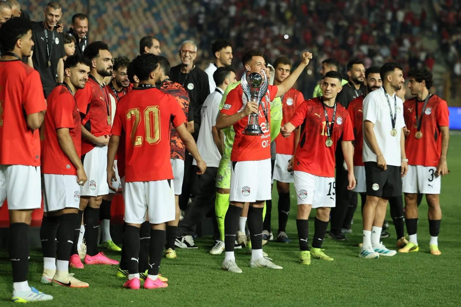 الجهاز الطبي للأهلي يتابع حالة لاعبه قبل السفر للمونديال