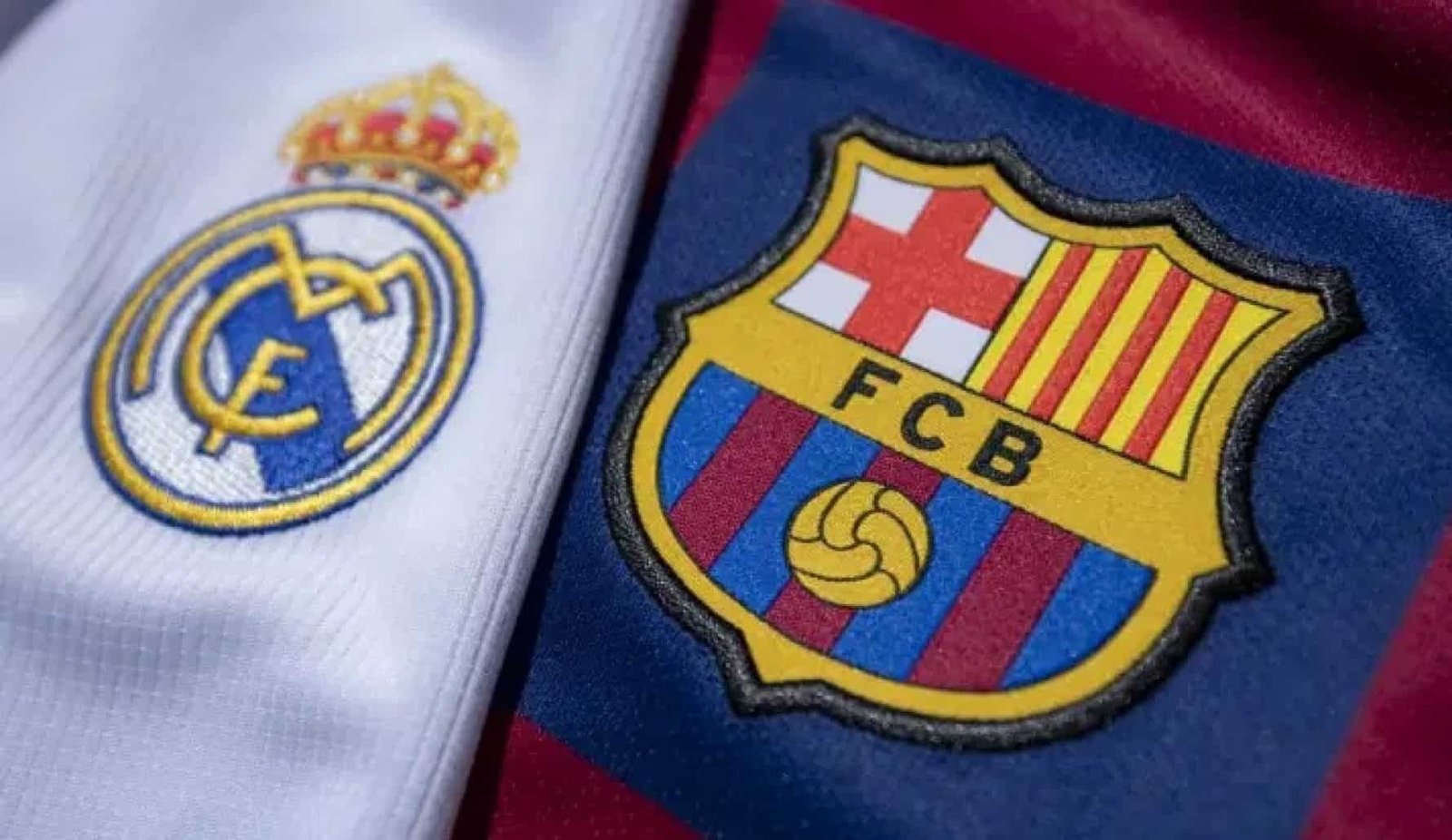 صافرة الكلاسيكو الحاسمة.. الكشف عن حكم مباراة برشلونة وريال مدريد