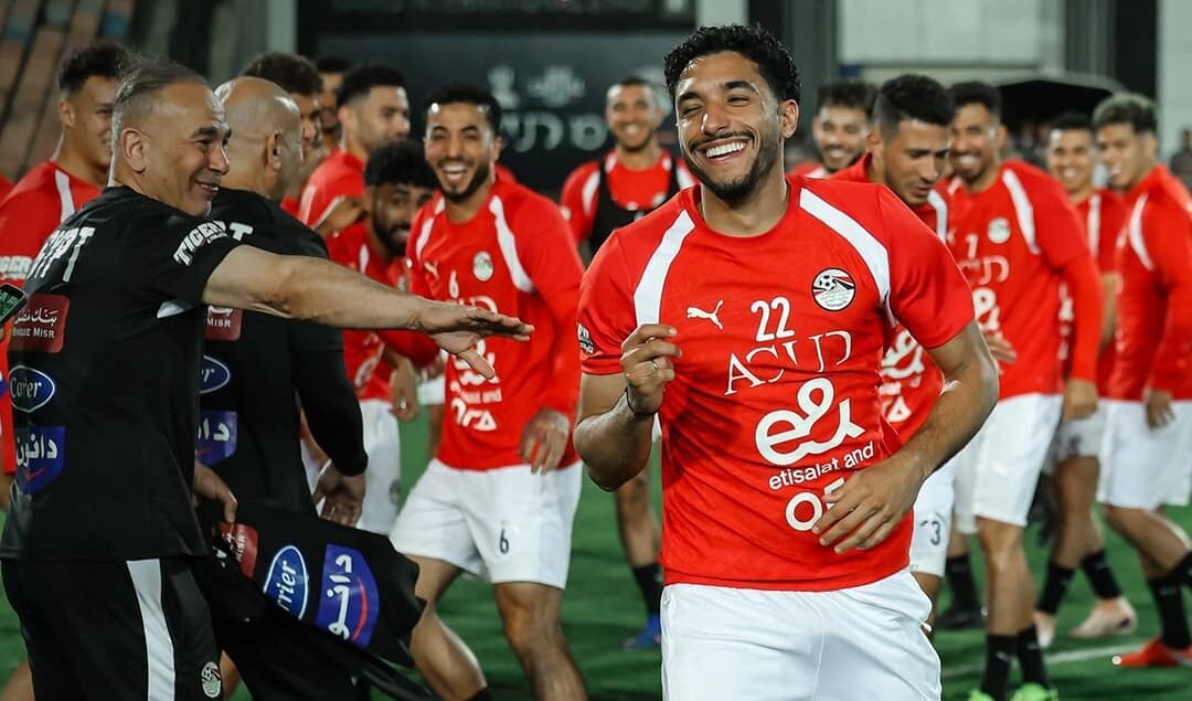 عمر مرموش يهدي قميصه لنجم المنتخب الصاعد في معسكر الفراعنة