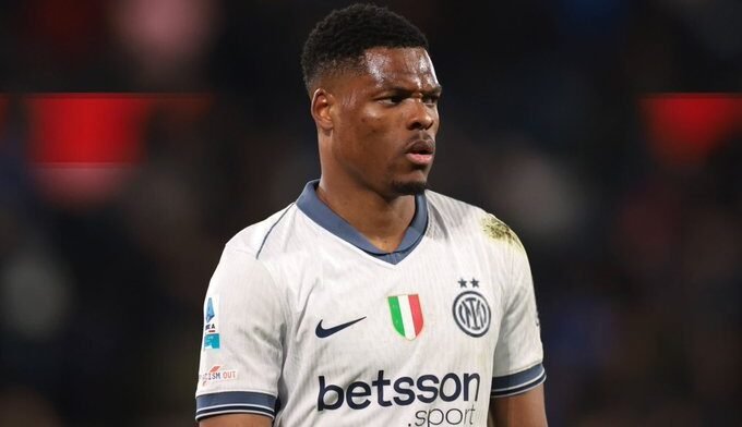 ليفربول يراقب “دومفريس” واللاعب يفضل هذا الوجهة