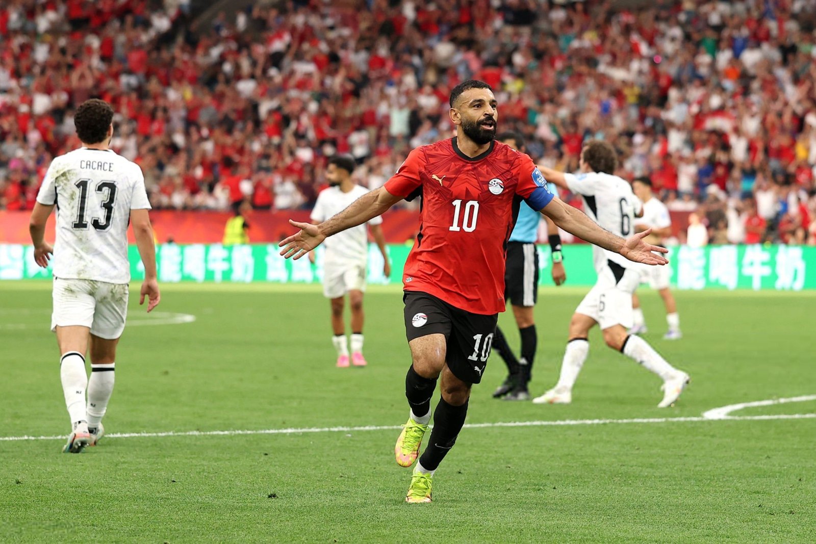 نجم نيوزيلندا يطعن في صحة هدف محمد صلاح وينتقد القرارات التحكيمية