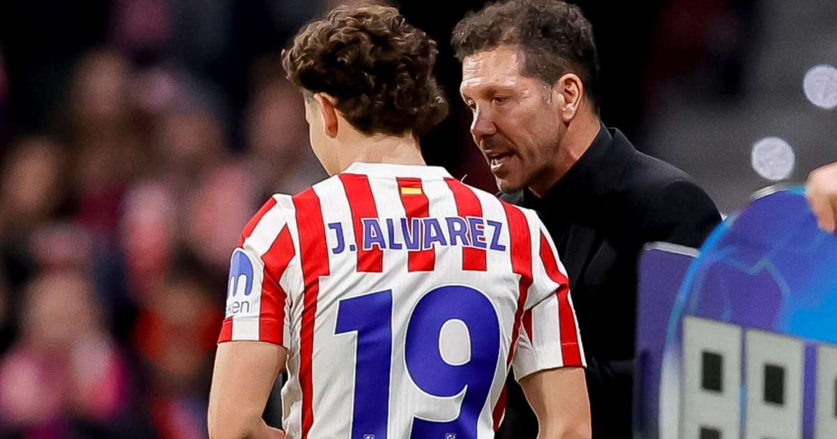 اجتماع مرتقب بين سيميوني وألفاريز لحسم ملف الرحيل عن أتلتيكو مدريد