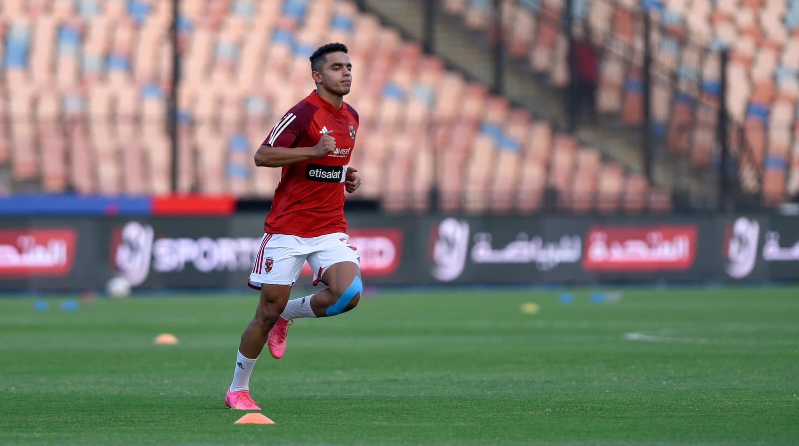 الأهلي يؤمن مستقبل الجبهة اليسرى بتجديد عقد “كريم الدبيس”