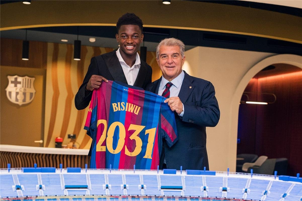 رسمياً.. برشلونة يضم البلجيكي “جيسي بيسيوو” واللاعب يعلق على انضمامه