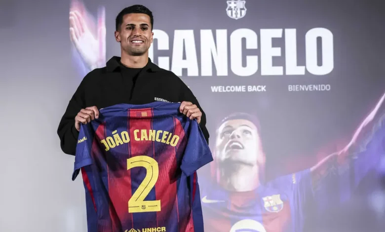 رسمياً.. كانسيلو يرتدي قميص برشلونة مجددًا بعقد طويل الأمد