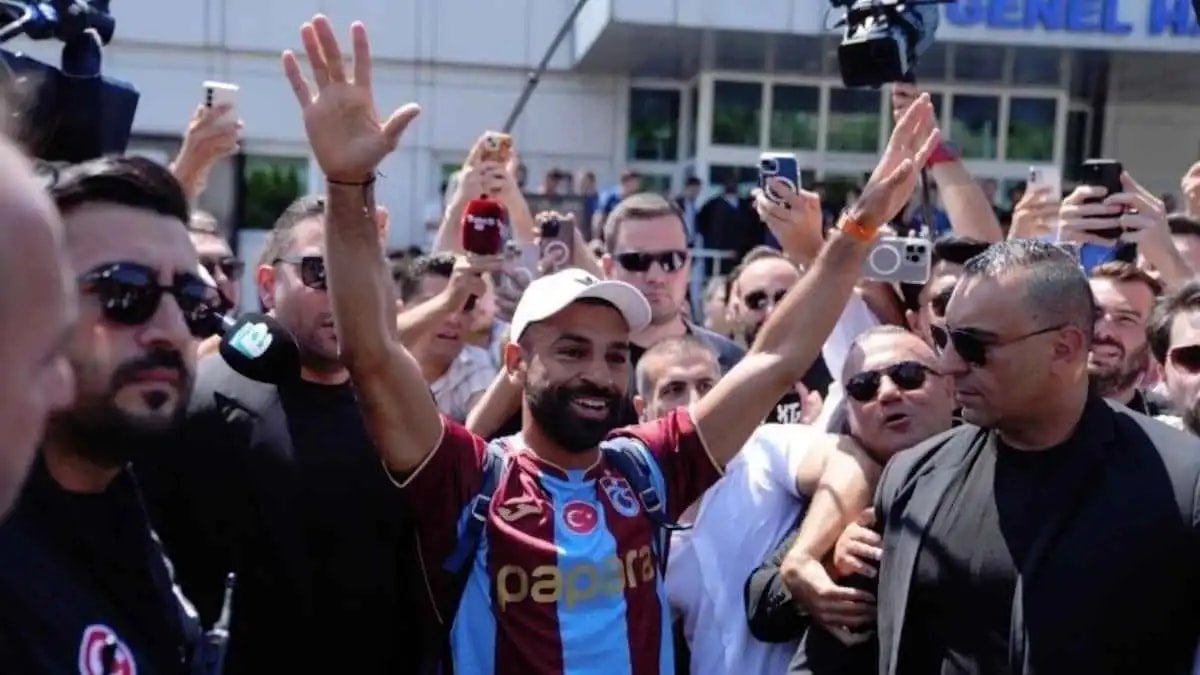 عقب وصوله لتركيا.. “محمد صلاح” يغني مع جماهير طرابزون سبور.. فيديو