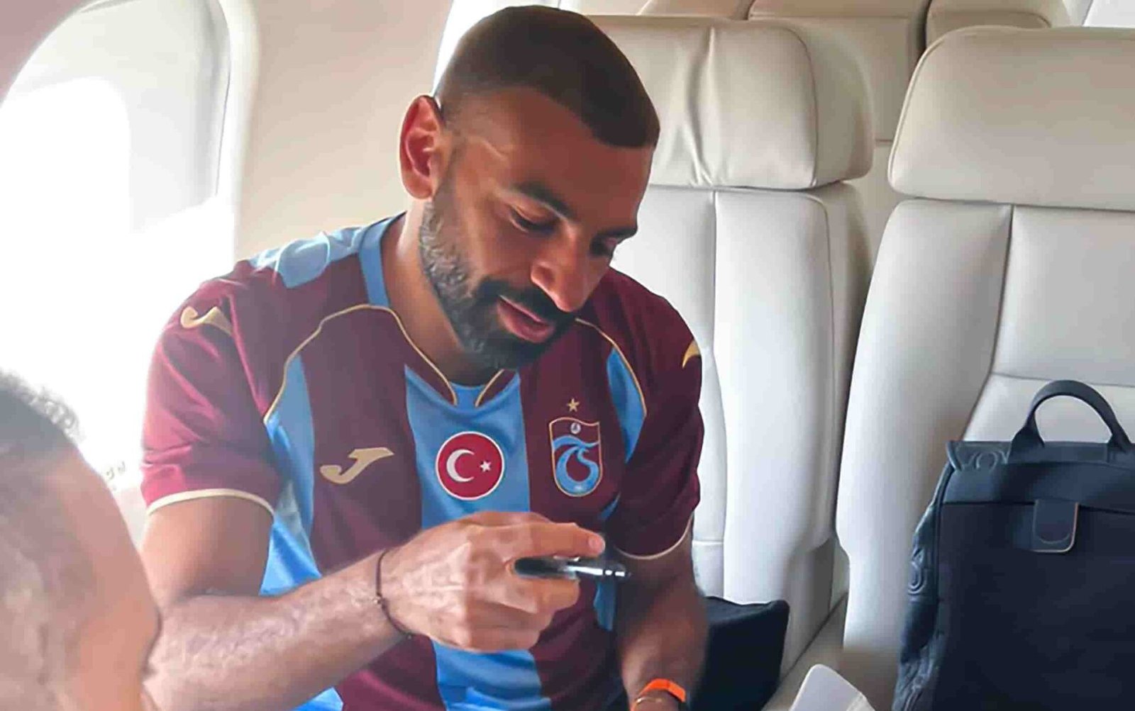 مهاجم ليفربول السابق يلحق بمحمد صلاح في الدوري التركي عبر بوابات طرابزون