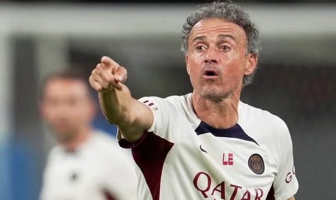 باريس سان جيرمان يجدد عقد “لويس إنريكي” ويحصن خمسة من نجومه