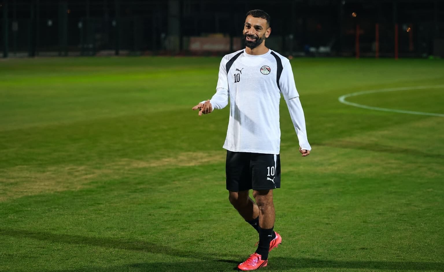 فيديو.. تصرف مميز من “محمد صلاح” في معسكر مصر يخطف أنظار الإعلام العالمي