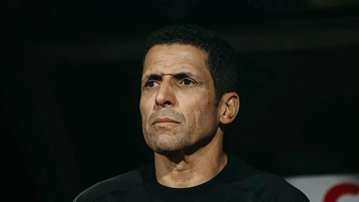 لفرض الانضباط.. مدرب الأهلي يجمد مفاوضات التجديد ويحذر اللاعبين من تشتيت التركيز