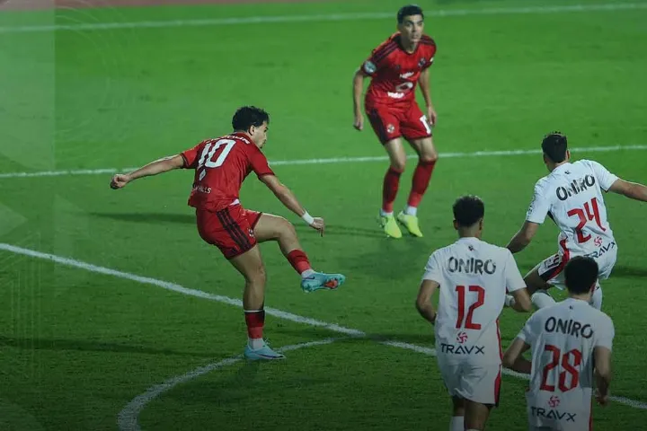 الأهلي يحسم الديربي بثنائية أمام الزمالك ويحلق في صدارة الدوري