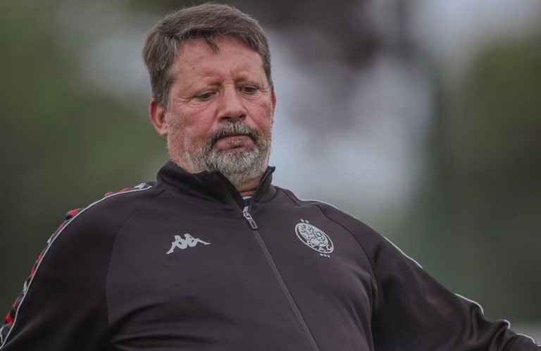 رقم فلكي يحمي "باولو سيرجيو".. لماذا يعجز الوداد المغربي عن إقالة مدربه؟