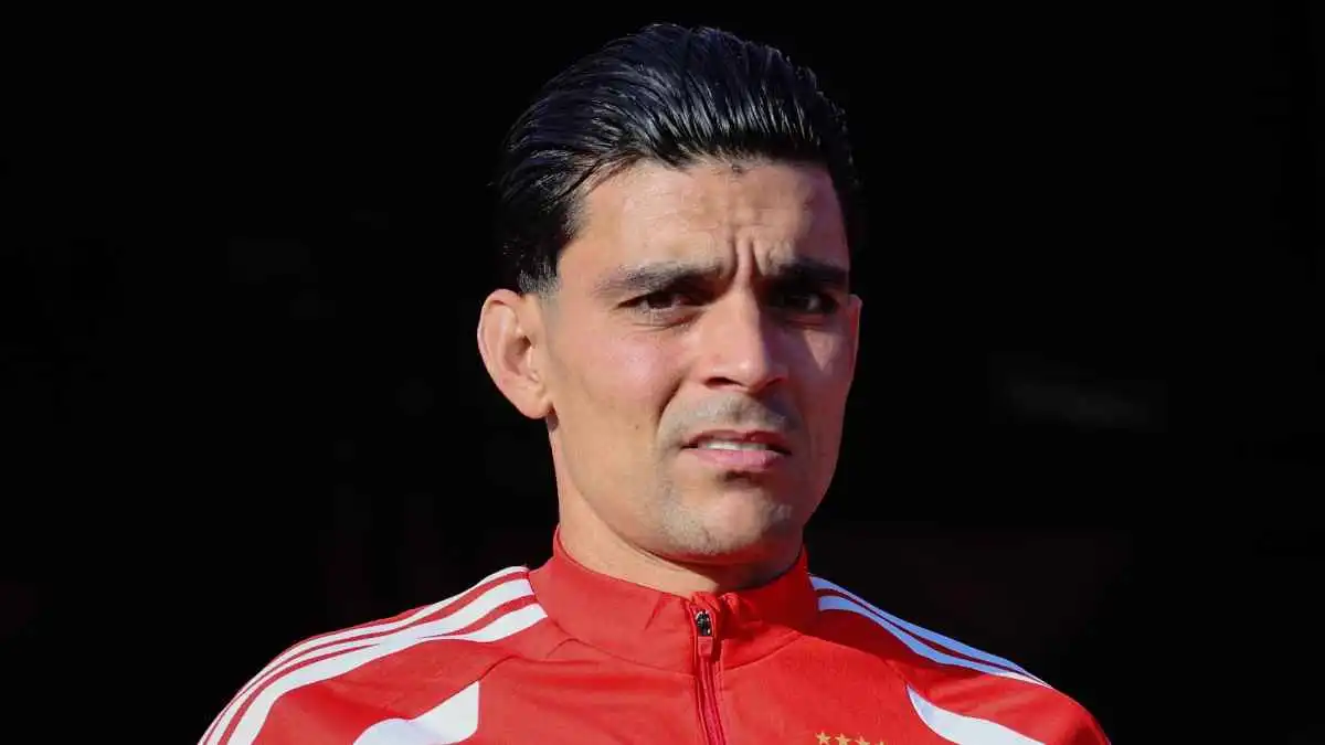 سقف الرواتب يهدد تجديد عقد "أشرف بن شرقي" مع الأهلي