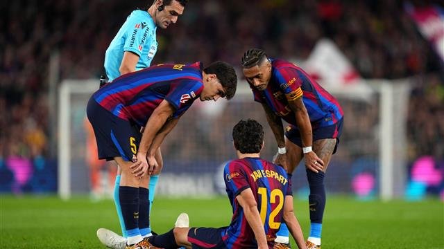 صدمة بعد الكلاسيكو.. الإصابة تُبعد مدافع برشلونة حتى نهاية العام