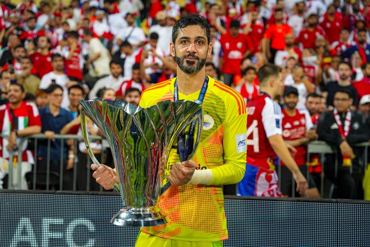 عادل الحوسني يواجه شقيقه وعينه على إنجاز تاريخي في الدوري الإماراتي