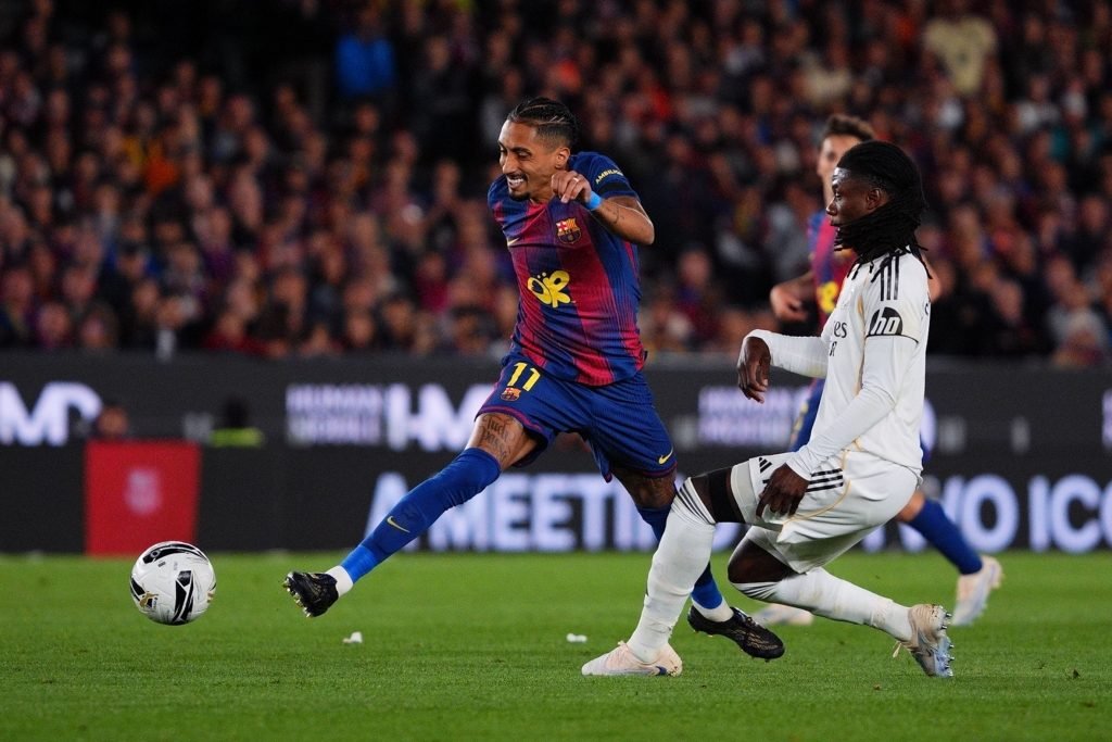 قبل الكلاسيكو.. قناة ريال مدريد تفتح النار على التحكيم وتتهمهم بمجاملة برشلونة