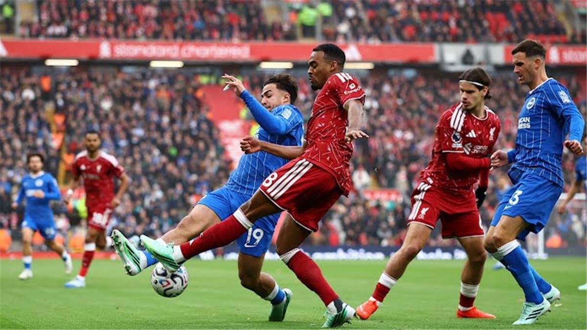 ليفربول يفوز علي برايتون بثنائية ويشعل المربع الذهبي بالدوري الإنجليزي